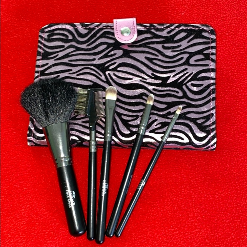Makeup brushes